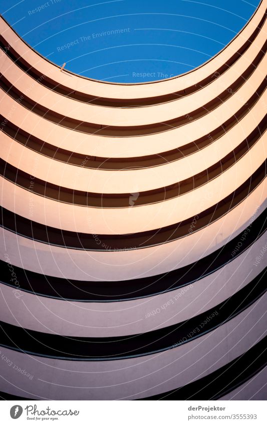 Instagram-Architekurfotografie in Berlin Zentralperspektive Spiegelbild mehrfarbig Außenaufnahme Morgendämmerung Totale Sonnenlicht Licht Textfreiraum rechts
