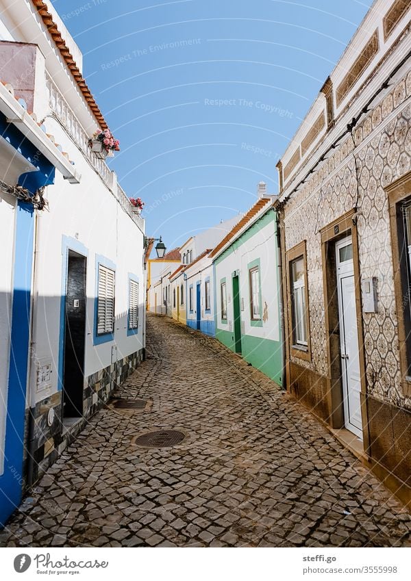 kleine Gasse mit bunten Häusern ohne Menschen in Ferragudo, Portugal Europa Altstadt Ferien & Urlaub & Reisen Haus Architektur Menschenleer Außenaufnahme Tag