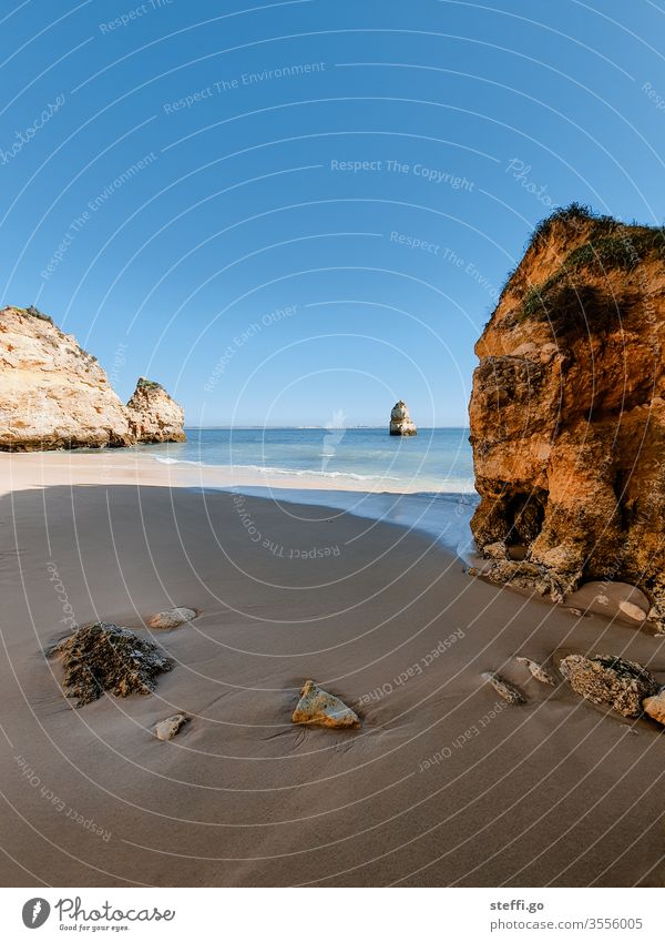 Bucht an der Algarve mit Sandstrand und Felsen bei schönem Wetter Portugal Sommerurlaub Urlaub Strand Meer Felsalgarve Sandalgarve Ferien & Urlaub & Reisen