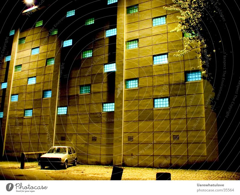 Geheime Experimente Fenster Gebäude Parkplatz zyan Nacht geheimnisvoll Wissenschaften dunkel Gelbstich Architektur PKW