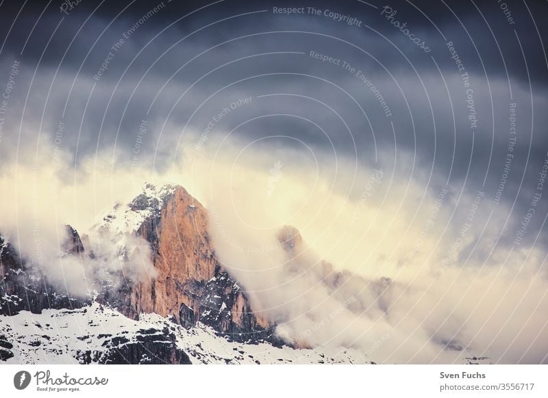 Ein Bergmassiv der Dolomiten. Fotografiert in Südtirol dolomiten berge wolken südtirol wetter gewitter dramatisch bergsteigen klettern wandern trekking schnee