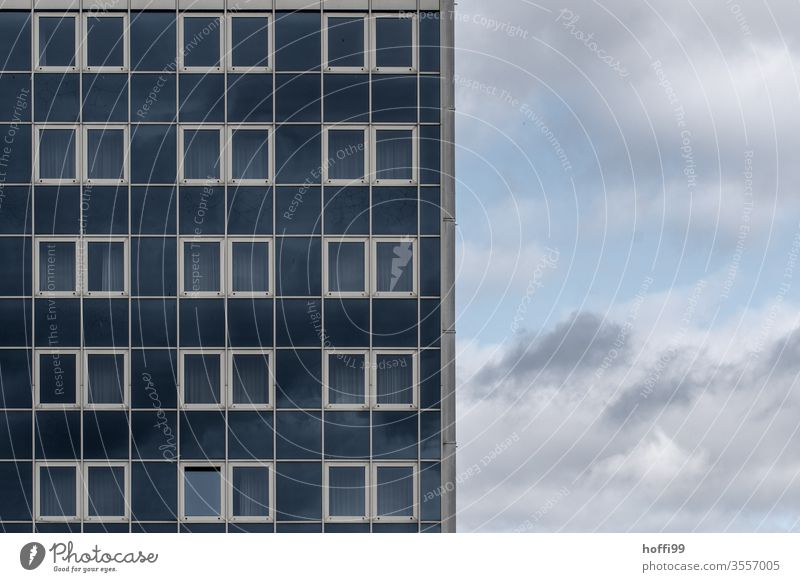 monotone Plattenbau Fassade mit Wolken Hochhaus Bankgebäude Fenster Symmetrie ästhetisch Ordnung Glas Geometrie Oberfläche Architekturfotografie Struktur