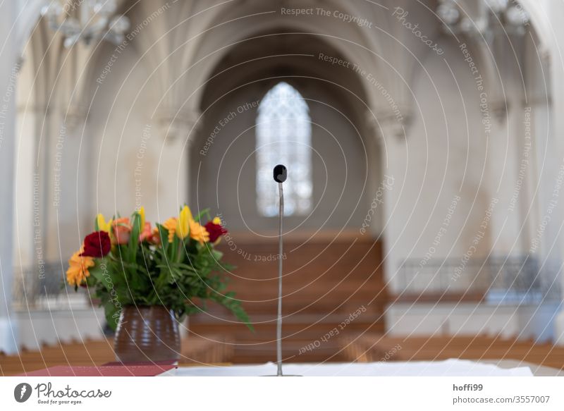 Altar mit Blumen ud Mikrofon vor leerer Gemeinde Kirche Blumenstrauß Kirchenraum Menschenleer Leerraum Lockdown Corona-Virus Schutz Infektionsgefahr coronavirus