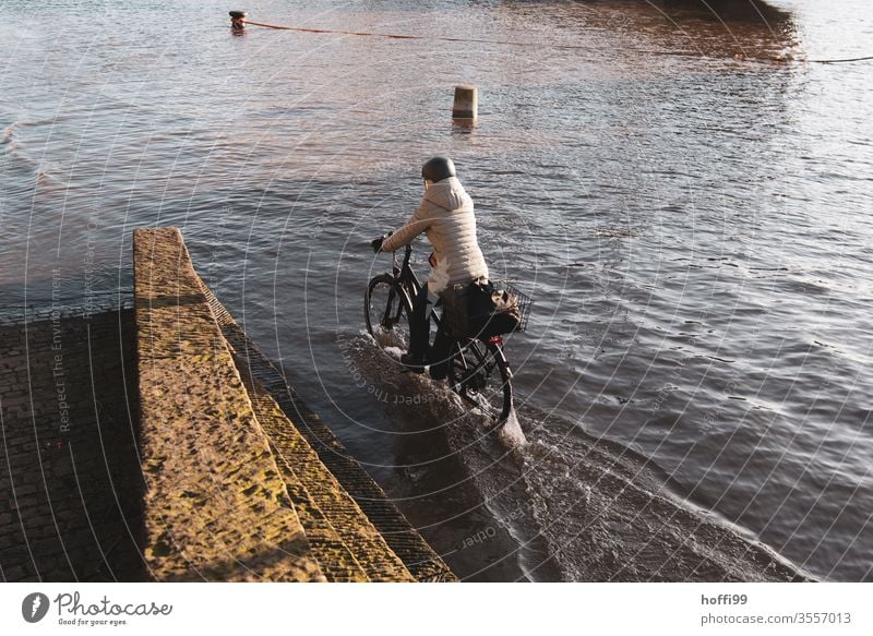 mit dem Rad durch das Hochwasser Fahrrad Klimawandel Überflutet hochwasserlage Erwärmung globale Erwärmung Umwelt Weser Meer Wasser Landschaft Überschwemmung