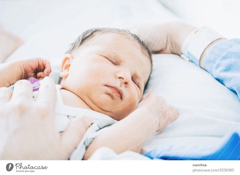 Schönes reales Bild einer Neugeborenen an ihrem ersten Lebenstag Baby Geburt erster Tag Mädchen Junge Krankenhaus Raum Mama Familie Glück Fröhlichkeit Pflege
