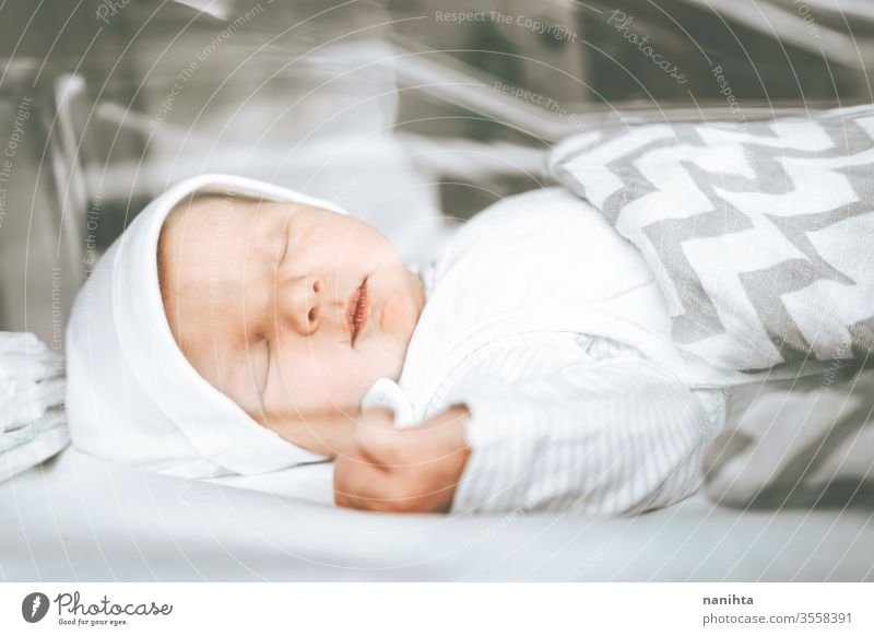 Kleines Mädchen in den ersten Lebenstagen Baby Neugeborene Geburt erster Tag Junge Krankenhaus Raum Mama Familie Glück Fröhlichkeit Pflege Liebe Kind Tochter