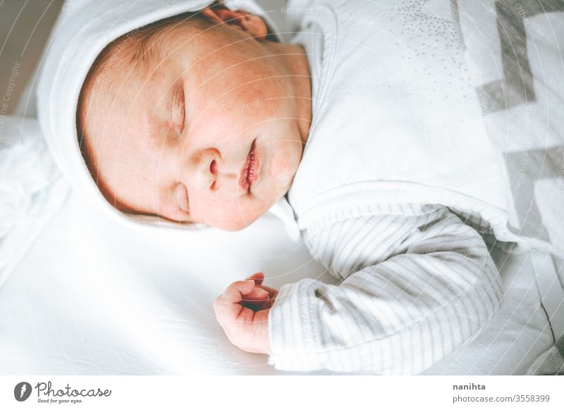 Kleines Mädchen in den ersten Lebenstagen Baby Neugeborene Geburt erster Tag Junge Krankenhaus Raum Mama Familie Glück Fröhlichkeit Pflege Liebe Kind Tochter
