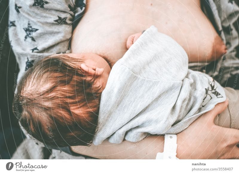 Nahaufnahme einer jungen Mutter, die ihr kleines Baby stillt Stillen Mama Mutterschaft Neugeborene Geburt Futter Lebensmittel essen Essen Kopf Gesundheit neu