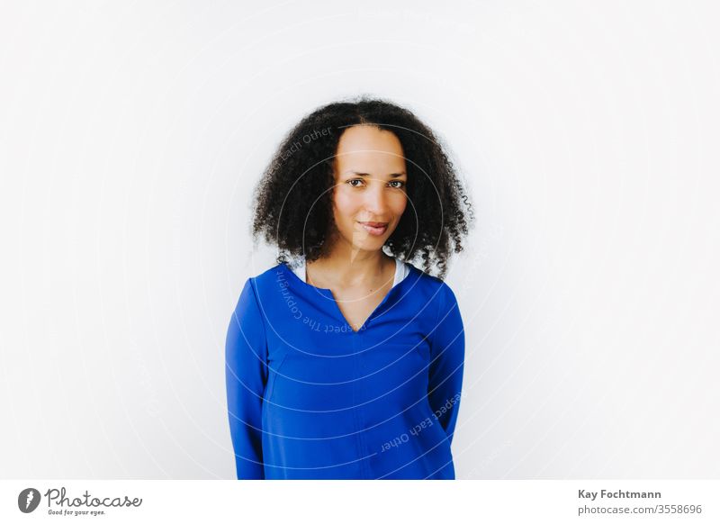 Porträt einer fröhlichen schwarzen Frau in blauem Kleid 25-30 Erwachsener Afroamerikaner attraktiv schön Schönheit blaues Kleid Selbstvertrauen lockig Tag