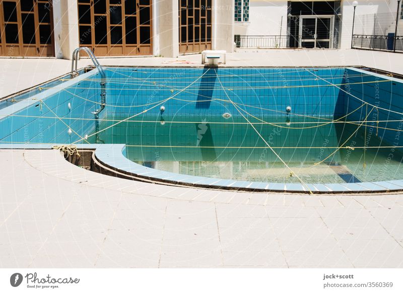 Hotel und Schwimmbad außer Betrieb Korfu Griechenland Sommer Ferien & Urlaub & Reisen Schwimmbecken Ferienanlage Wasserrest Schnüre Architektur verfallen