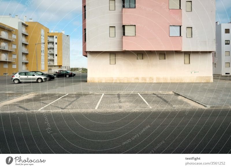 Siedlung Vorort Stadt Wohnungen wohnen beton parken autos parkplatz siedlung dorf Architektur fenster gebäude menschenleer tist grau Außenaufnahme Fassade