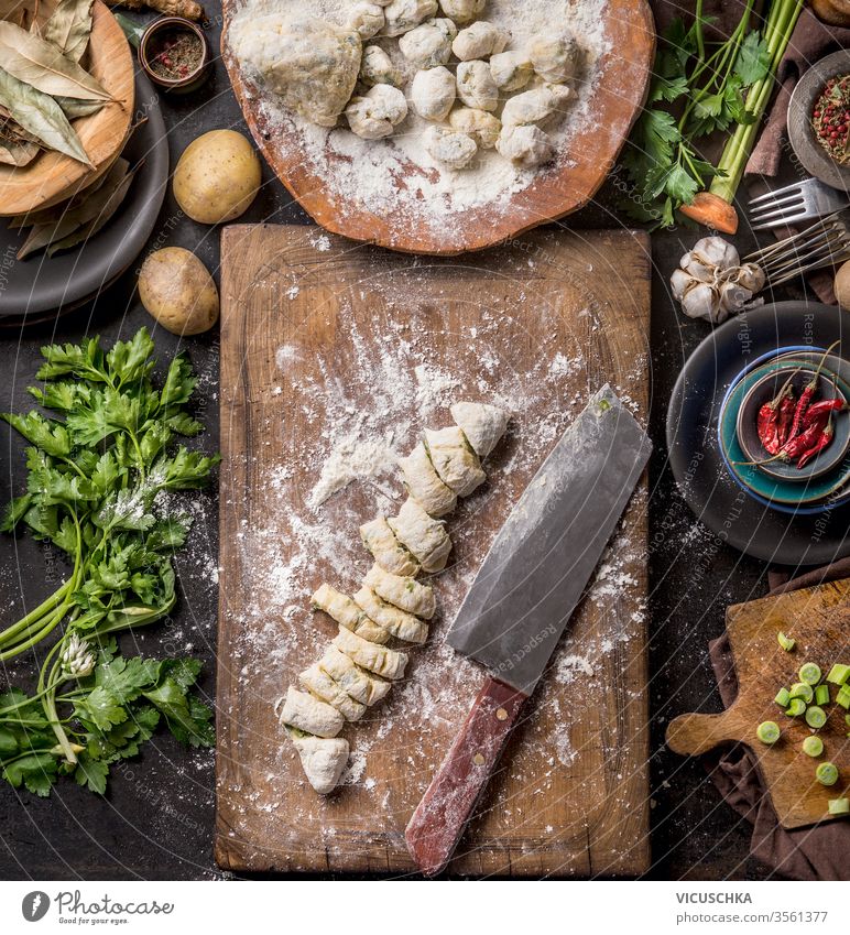 Hausgemachte Gnocchi-Zubereitung auf rustikalem Küchentisch mit Zutaten. Ansicht von oben. Kartoffelteig . Konzept der italienischen Küche. selbstgemacht