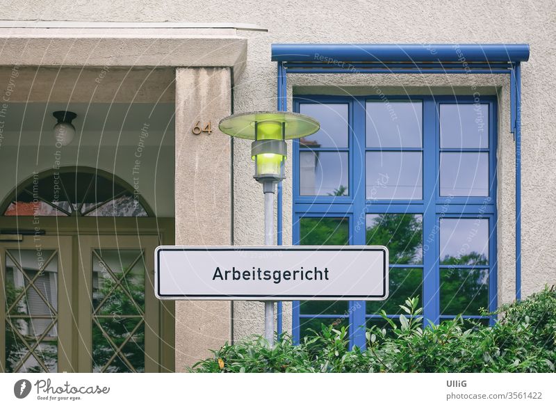 Arbeitsgericht - Hinweisschild ARBEITSGERICHT an einem Laternenpfahl, Arbeitsgericht Reutlingen, Baden-Württemberg, Deutschland. Gericht Streit Arbeitsrecht