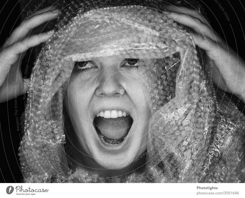 Hysterische, schreiende Frau Erwachsene Angstschrei Kopf Plastiktüte Hilferuf weiß schwarz Monochrome Schrei Schwarzweißfoto Auge 1 Mensch Lippen Nase Porträt