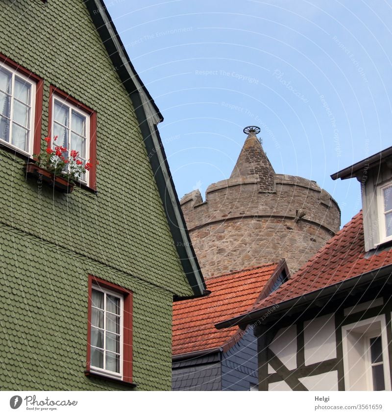 historische Gebäude mit Schindeln, Fachwerk und im Hintergrund ein runder Turm vor blauem Himmel Bauwerk Fassade Holzschindeln Dach Dachpfannen alt Fenster