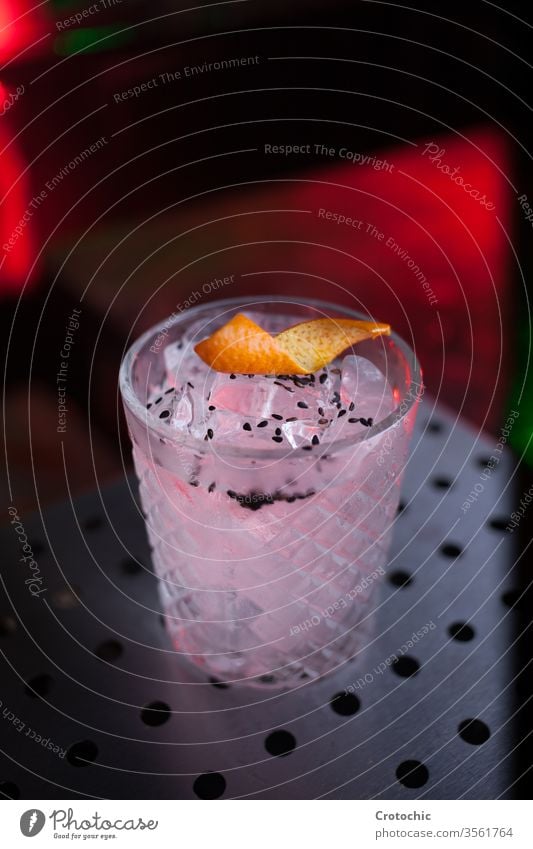 Glas mit einem weißen Cocktail, serviert auf einem Metalltisch Saatgut Dekoration & Verzierung rot süß Tisch Eis vertikal Licht neonfarbig Bar Getränk Alkohol