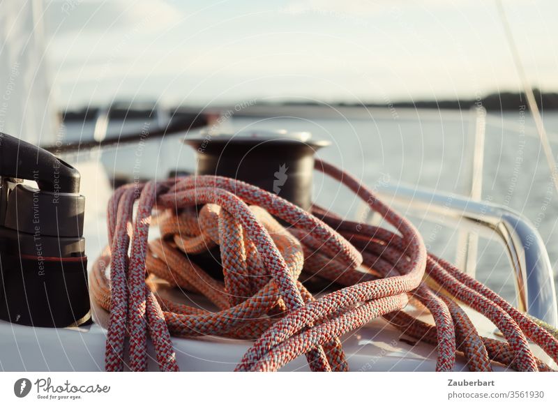 Rote Leine und Winsch auf einem Segelboot bei leichter Brise auf dem Tegeler See Fall Tau Wuling Klemme Reling Segeln Wasser Griff Gewirr Wirrnis unaufgeräumt