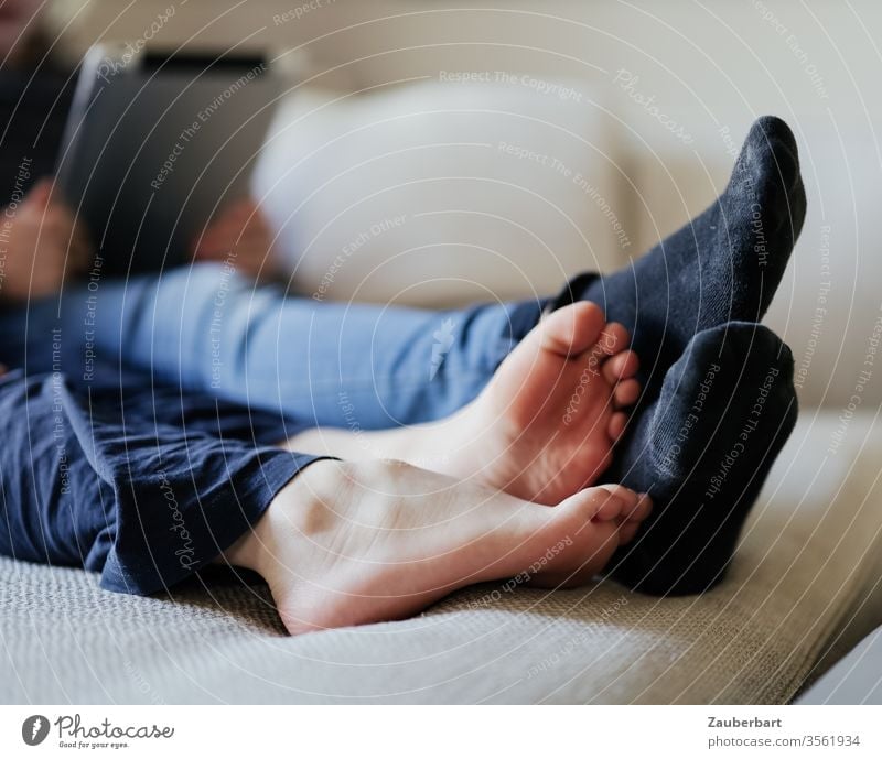 Kinderfüße, barfuß und mit Socken, liegen auf dem Sofa Fuß Füße Beine spielen lesen Kindheit Freundschaft Zweisamkeit Miteinander gemeinsam Zusammensein Zehen