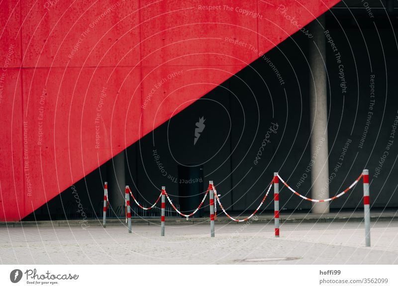 Absperrung vor Messehalle in rot weiss rot-weiß Kette Barriere Verbote Schutz Sicherheit Strukturen & Formen Schilder & Markierungen Zaun Linie