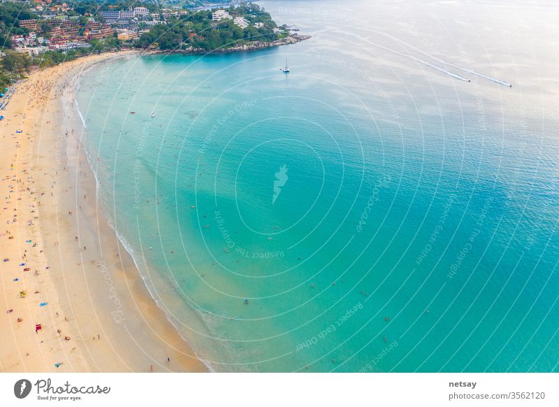 Kata Beach, Paradiesstrand mit goldenem Sand, kristallklarem Wasser und Palmen, Gebiet Patong auf der Insel Phuket, tropisches Reiseziel, Thailand. Luftaufnahme