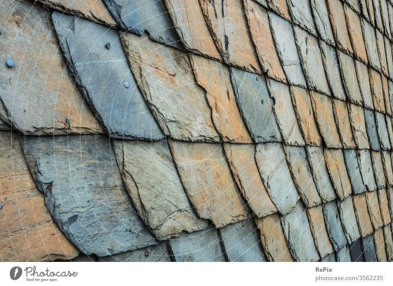 Detailansicht einer Schieferwand im Harz. Mauerwerk slate reinforcement Stein Naturstein Steinwand stone Wand wall Bauwerk Architektur Textur Struktur Haus