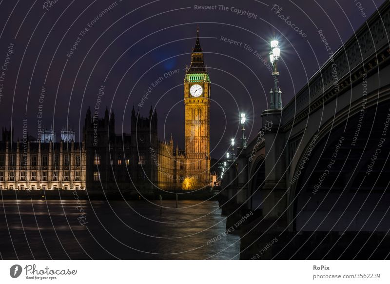 Westminster bridge bei Nacht. London England Parlament parliament Kirche Uhr Glockenturm britain Britannien Brücke Fußweg Fußgänger Wahrzeichen Regierung big