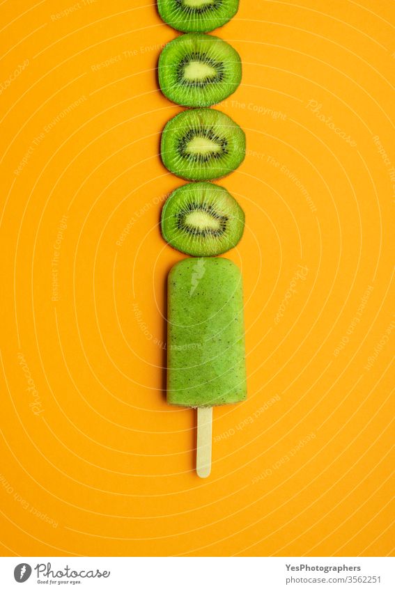 Kiwi-Eiscreme-Eis am Stiel. Grüne Eiscreme mit Kiwischeiben 1 obere Ansicht lecker Dessert Entzug Diät Duoton flache Verlegung Geschmack Lebensmittel frieren