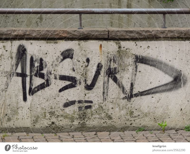 Schwarzes Graffiti „ABSURD“ auf weißer, schmutziger Wand Kommunizieren absurd Schriftzeichen Buchstaben Wort Satz Sprache Lateinisches Alphabet Letter