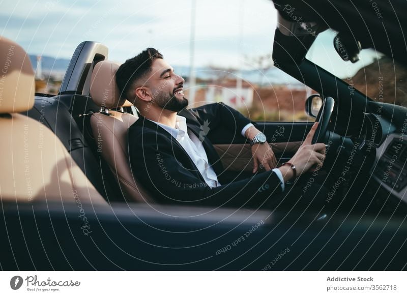 Attraktiver Geschäftsmann mit Cabriolet Automobil Person Menschen jung Fahrer PKW Verkehr Fahrzeug Business Laufwerk Bildschirm Unterstützung Mode Kreuzfahrt