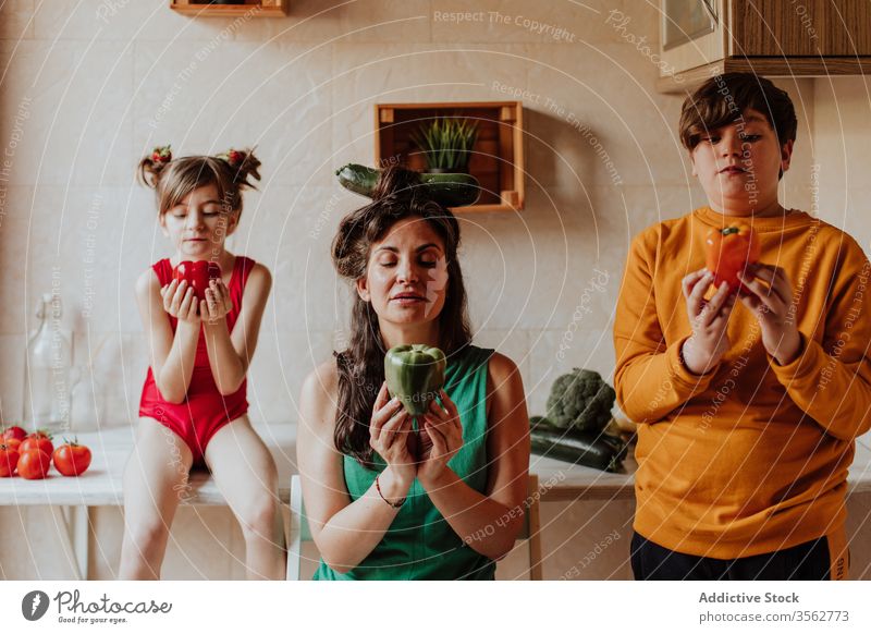 Mutter und Kinder besessen von Gemüse Paprika beten Konzept Küche Diät Gesundheit farbenfroh heimwärts gemütlich Teenager Mädchen Junge Geschwisterkind Frau