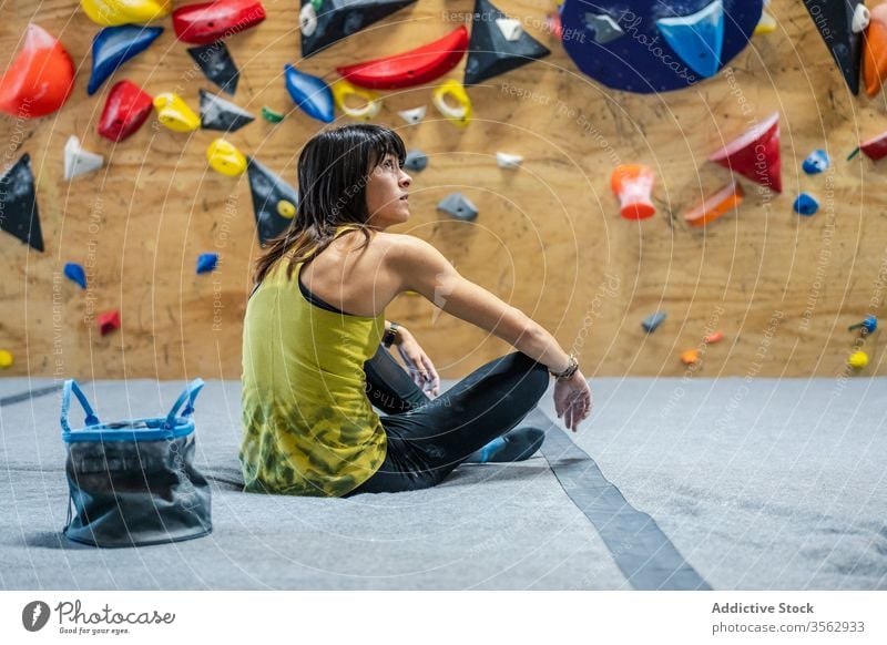 Sportlerin im modernen Kletterzentrum Frau Aufsteiger Fitnessstudio Wand ruhen sich[Akk] entspannen Pause schlank Training Aktivität Gerät vorbereiten Hobby