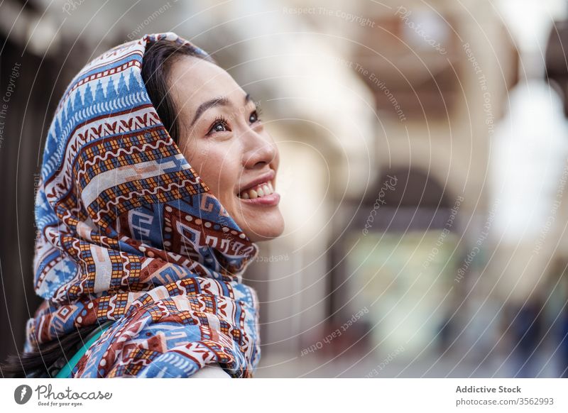 Positive ethnische Frau im Stadtteil Großstadt Straße jung Lächeln Glück Kopftuch positiv Saudi-Arabien Jeddah Osten asiatisch urban heiter Freude froh modern