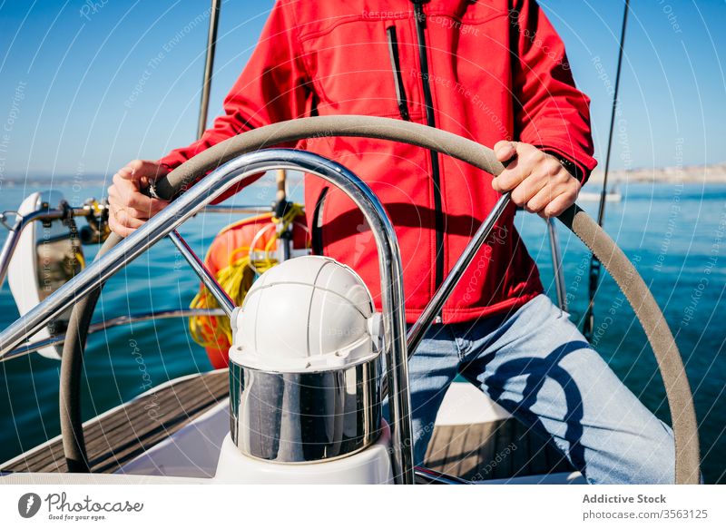 Anonymer Mann auf einem Boot Lenkrad Steuerruder Segel MEER Abenteuer Sommer Aktivität modern Gefäße reisen Verkehr Wasser Ausflug Reise Lifestyle Meer männlich
