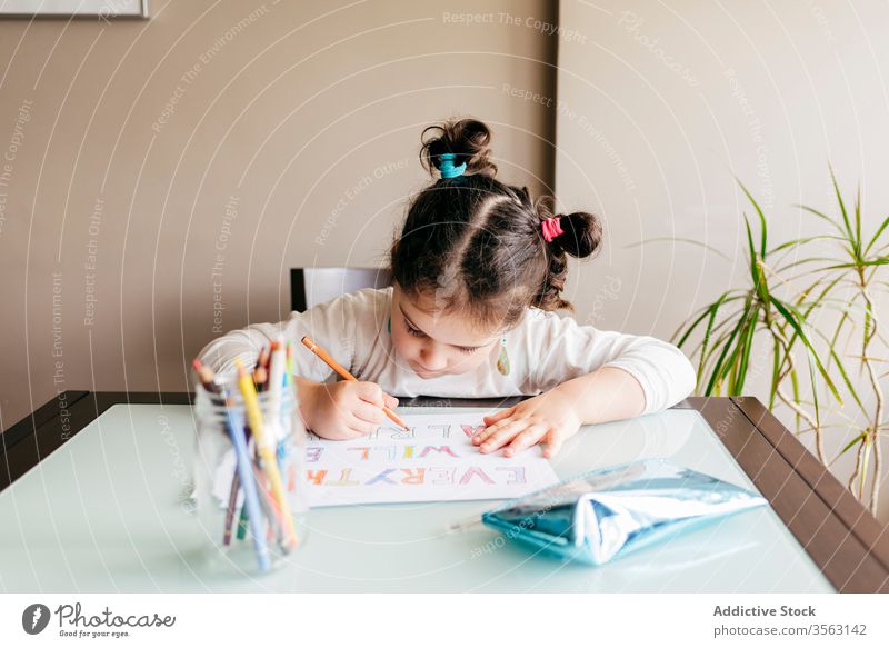 Konzentriertes Zeichnen kleiner Mädchen mit Bleistift zu Hause Zeichnung Tisch Bild Kind Konzentration entwickeln Vorschule Farbe Inspiration Hobby wenig