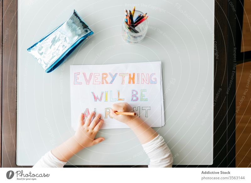 Konzentriertes Zeichnen kleiner Mädchen mit Bleistift zu Hause Zeichnung Tisch Bild Kind Konzentration entwickeln Vorschule Farbe Inspiration Hobby wenig