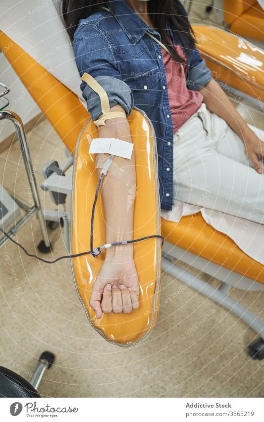 Blutspender benutzt Smartphone während des Verfahrens schenken Spender Frau medizinisch Transfusion Hämatologie benutzend Mundschutz Krankenhaus Selbstlosigkeit