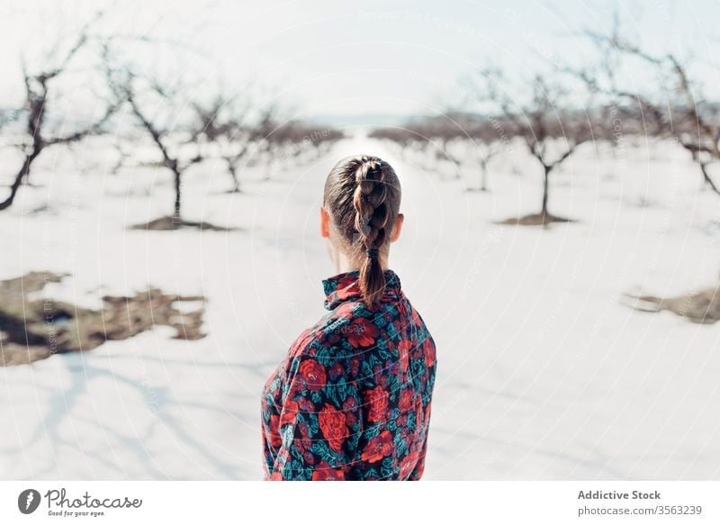 Anonyme Frau steht im verschneiten Feld Stil trendy selbstbewusst Schnee Natur Geflecht attraktiv modern Mode charmant farbenfroh trotzig jung sinnlich Outfit
