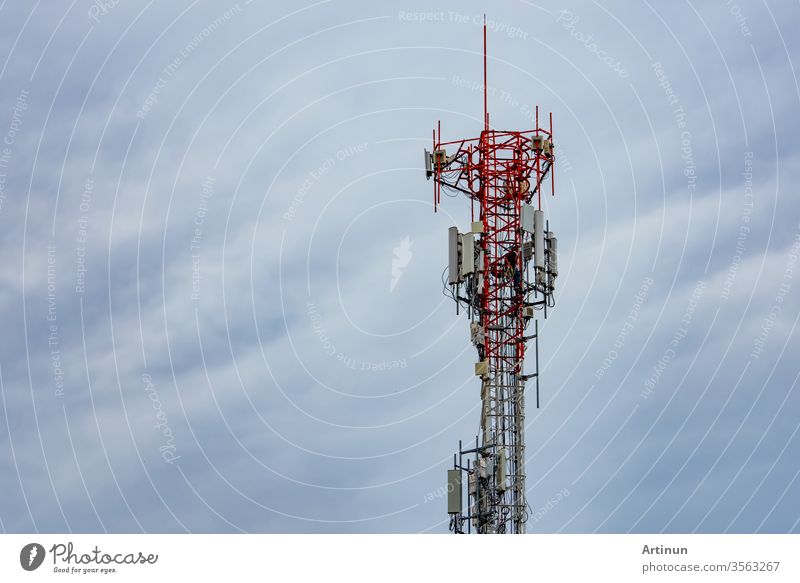 Fernmeldeturm mit blauem Himmel und weißen Wolken. Arbeiter installierte 5g-Ausrüstung am Telekommunikationsturm. Telekommunikationsindustrie. Mobiles oder Telekom 4g Netzwerk.