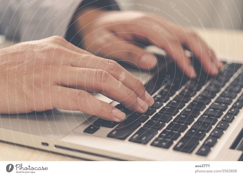 Männerhände auf dem Laptop mit Tastatur. Blog Business beschäftigt Schaltfläche Nahaufnahme Kommunizieren Mitteilung Computer Anschluss Gerät Bildung Elektronik