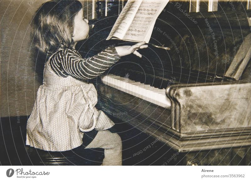 So schwer kann das doch nicht sein... Klavier Mädchen altes Foto Klavier spielen Pianistin 50er Jahre Musikerin Kind Kleinkind Klavierstunde Klavierspielerin