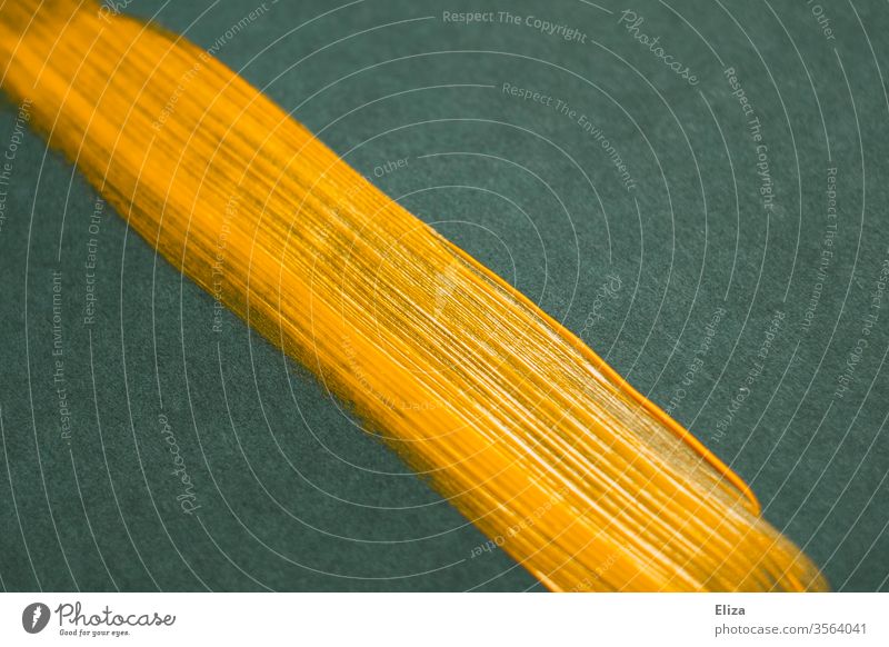 Gelber Pinselstrich auf türkisem Papier Malerei abstrakt dynamisch Struktur Linie Design Schweif Grafik u. Illustration gelb Anstrich