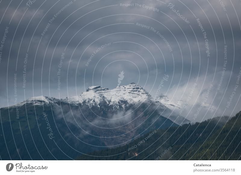 Neuschnee auf dem  Karwendelgebierge Schnee Wtter kalt Himmel Grau bedrohlich Berge u. Gebirge Klimawandel Natur Weiss Schlechtes Wetter