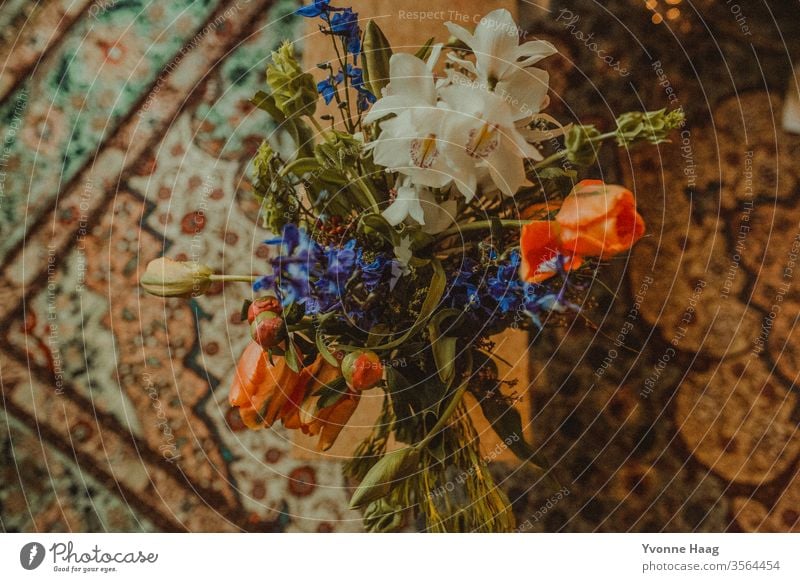 Blumenstrauß und ein orientalischer Teppich Blumentopf Blumenmuster Geschenk Muttertag Geburtstag Liebe farbenfroh