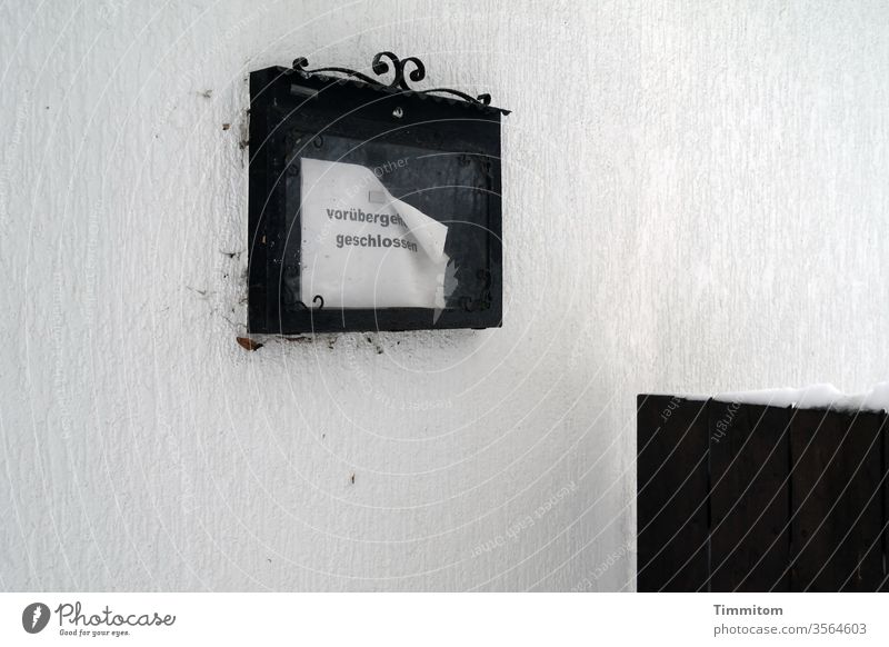 Keine Speisekarte da vorübergehend geschlossen schaukasten Hinweisschild Text Holzzaun Schnee trist Menschenleer Schriftzeichen Schilder & Markierungen Wand