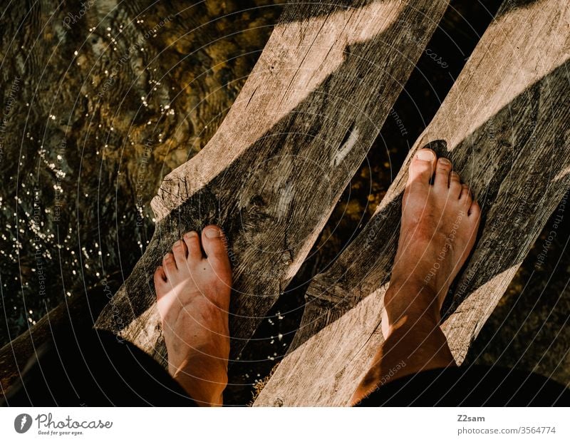 Mann steht auf Holzbrücke über Fluß Füße stehen wasser natur fluß barfuß holz sommer baden erholung urlaub mann Ferien & Urlaub & Reisen Schwimmen & Baden