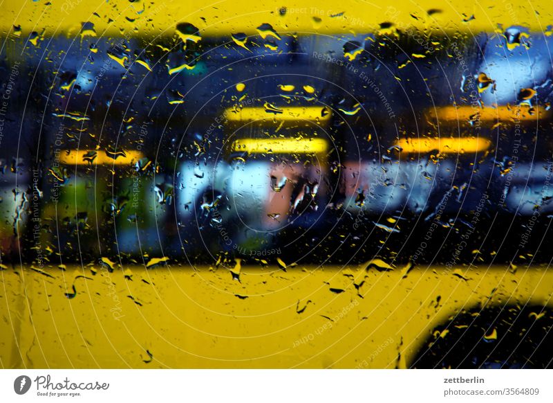 Busfahrt im Regen scheibe fenster fensterscheibe regen tropfen regentropfen nass nässe niederschlag bus omnibus nahverkehr stadtverkehr öpnv öffentliche