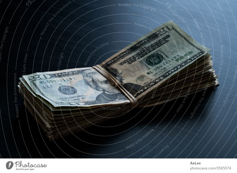 Geld auf dem Tisch Dollar Währung Bargeld Business Finanzen Vermögen vereinzelt Papier Rechnung hundert Bank Stapel Banking Rechnungen USA 100 Einsparungen weiß