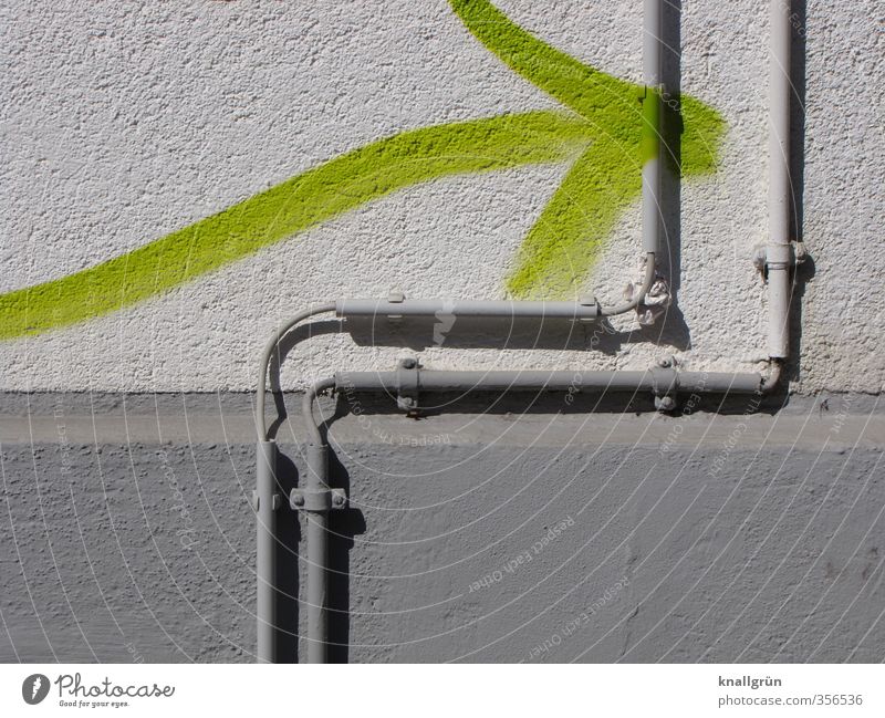 Da geht's lang Mauer Wand Fassade Graffiti Pfeil Stadt grau grün Ordnung Schutz Sicherheit Häusliches Leben neongrün Kabel Kabelführung Leitung Farbfoto