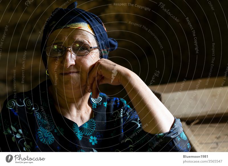 Nahaufnahme eines Porträts einer älteren muslimischen Frau Leben alt Lebensmitte selbstbewusst Lifestyle Menschen stylisch Kultur Ethnizität Leute