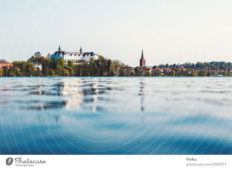 Plöner Schloss spiegelt sich im großen Plöner See plön plöner schloss bauwerk sehenswürdigkeit wasser natur spiegelung see plöner see großer plöner see